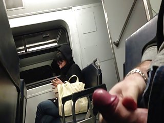 Pornó rejtett kamera "flash" a vonat fotó megtekintése cum vonat