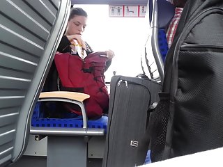 Összeállítás pornó csillagok villogó csinos lány a sötét kabát 1