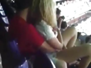 Pornós lányok a társadalmi hálózatok ujjaival a lány nyilvános sport játékok, játék ujjak